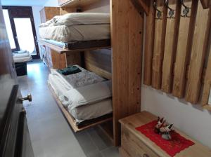 Cette chambre comprend 4 lits superposés. dans l'établissement Petite Maison Larice, à Pila