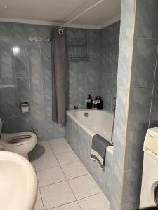 łazienka z toaletą i wanną w obiekcie Modern Home w Salonikach