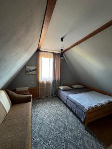 ヤレムチャにあるSadyba Girske Povitriaの屋根裏のベッドルーム(ベッド2台、ソファ付)
