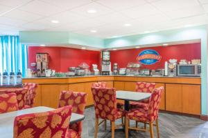 um restaurante de fast food com uma mesa e cadeiras em Baymont by Wyndham Greensburg em Greensburg