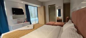 Postel nebo postele na pokoji v ubytování Grand Dyad Hotel - Near Kokilaben Hospital Andheri West