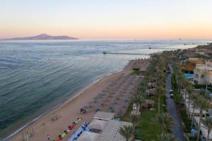 eine Luftansicht auf den Strand und das Meer in der Unterkunft Rixos Sharm El Sheikh - Ultra All Inclusive Adults Only 18 Plus in Sharm El Sheikh