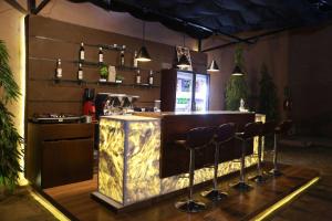 un bar en un restaurante con taburetes en un mostrador en Ramada by Wyndham Multan, en Multán
