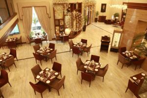 Un restaurant sau alt loc unde se poate mânca la Ramada by Wyndham Multan +85 fotografii
