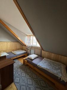 ヤレムチャにあるSadyba Girske Povitriaの屋根裏のベッドルーム(ベッド2台、窓付)