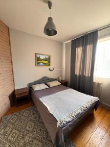 ヤレムチャにあるSadyba Girske Povitriaのベッドルーム1室(ベッド1台、大きな窓付)