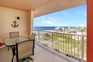 balkon ze stołem i widokiem na ocean w obiekcie Paradise Shores 403 Sunset Paradise by Pristine Properties Vacation Rentals w mieście Mexico Beach