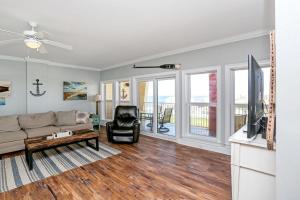 salon z kanapą i krzesłem w obiekcie Paradise Shores 403 Sunset Paradise by Pristine Properties Vacation Rentals w mieście Mexico Beach