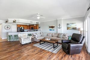 salon z kanapą i stołem w obiekcie Paradise Shores 403 Sunset Paradise by Pristine Properties Vacation Rentals w mieście Mexico Beach