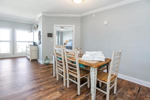 jadalnia z drewnianym stołem i krzesłami w obiekcie Paradise Shores 403 Sunset Paradise by Pristine Properties Vacation Rentals w mieście Mexico Beach +102 zdjęcia