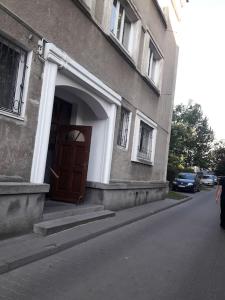 um edifício com uma porta ao lado de uma rua em Mieszkanie Nowolipie Blisko Centrum em Varsóvia