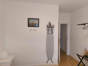 eine weiße Wand mit einem großen Wassertank in einem Raum in der Unterkunft Villa Bianca - Holiday & Business in Elsenfeld