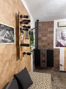 Casa vacanza I Pavoni في Campanedda: غرفة بها سرير وجدار مع زجاجات النبيذ