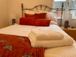 Un pat sau paturi într-o cameră la Keary Entire House. 3 beds. Bright and Cheerful.