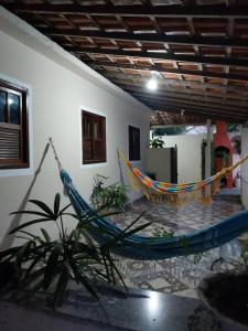 a room with a hammock in a room at Casa ampla com Wi-Fi e garagem para dois veículos in Campos dos Goytacazes