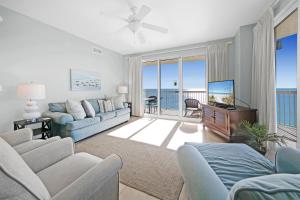 sala de estar con vistas al océano en Sunrise Beach #2411, en Panama City Beach