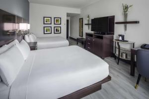 DoubleTree by Hilton Sarasota Bradenton Airport客房内的一张或多张床位