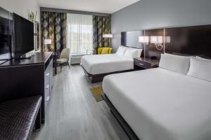 DoubleTree by Hilton Sarasota Bradenton Airport客房内的一张或多张床位