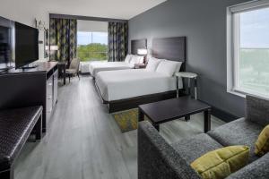 DoubleTree by Hilton Sarasota Bradenton Airport客房内的一张或多张床位