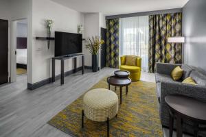 DoubleTree by Hilton Sarasota Bradenton Airport的电视和/或娱乐中心