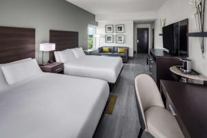 DoubleTree by Hilton Sarasota Bradenton Airport客房内的一张或多张床位