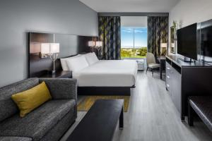 DoubleTree by Hilton Sarasota Bradenton Airport的电视和/或娱乐中心
