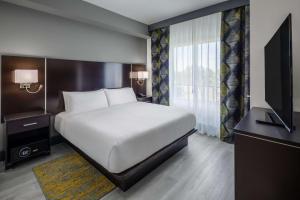 DoubleTree by Hilton Sarasota Bradenton Airport的电视和/或娱乐中心