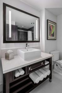 DoubleTree by Hilton Sarasota Bradenton Airport的一间浴室