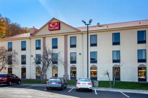 a building with cars parked in a parking lot at Econo Lodge Lookout Mountain in Chattanooga
