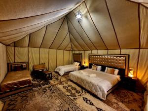 Postel nebo postele na pokoji v ubytování Sahara Luxury Camp