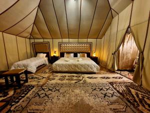 Postel nebo postele na pokoji v ubytování Sahara Luxury Camp