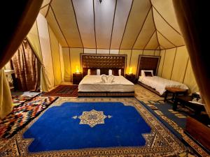 Postel nebo postele na pokoji v ubytování Sahara Luxury Camp