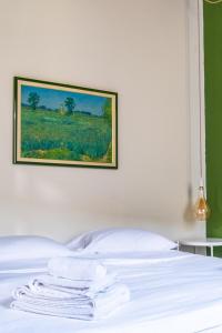 Katil atau katil-katil dalam bilik di L'eco della rosa