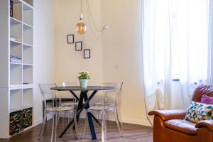 comedor con mesa y sillas en L'eco della rosa en Crema