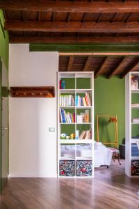 um quarto com uma cama e uma estante de livros com livros em L'eco della rosa em Crema