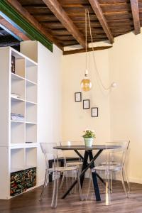 克雷馬的住宿－L'eco della rosa，一间设有玻璃桌和椅子的用餐室