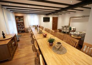 a large room with a long table and chairs at Alte Schüre in Elpe