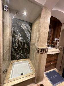 y baño con ducha grande y bañera. en Appartement Marrakech, en Marrakech