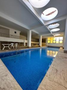una gran piscina en un hotel con una piscina azul en Appartement Marrakech, en Marrakech