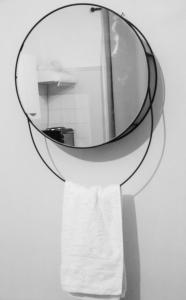 ロンドンにあるCosy Studioのバスルームの円鏡