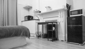 ロンドンにあるCosy Studioのリビングルーム(ベッド1台、暖炉付)