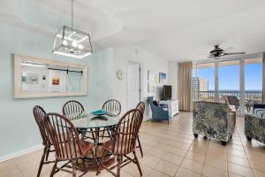 uma sala de jantar e sala de estar com mesa e cadeiras em St. Lucia 704 em Destin