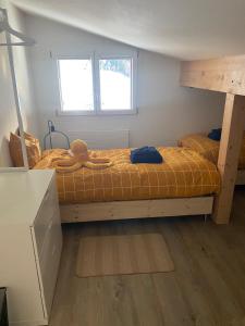 1 dormitorio con litera y ventana en DG Russi Bella Vista, en Andermatt