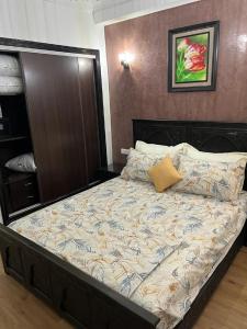 1 cama grande en un dormitorio con espejo en Appartement Marrakech, en Marrakech