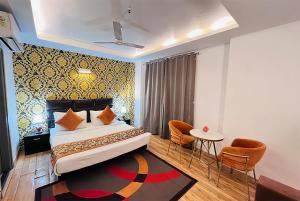 Кровать или кровати в номере Qotel Hotel AT Residency Kaushambi New Delhi