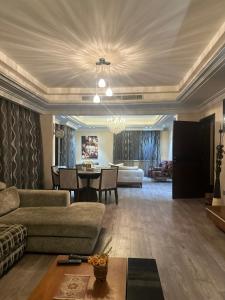 - un salon avec un canapé et une table dans l'établissement Spacious 3 bedroom apartment, à Khobar