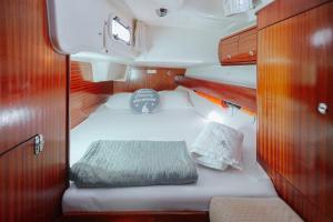uma pequena cama na parte de trás de um barco em Stay in a Boat - Algarve (Blue Pearl) em Albufeira