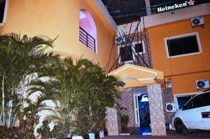 un edificio con palmeras delante en Trending Place Hotel and Suites en Lagos