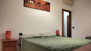 ein Schlafzimmer mit einem Bett und einem Wandgemälde in der Unterkunft Le Chic 2 Vanzago in Vanzago