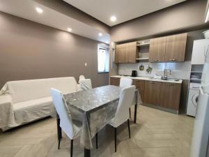 a kitchen and dining room with a table and chairs at Il Limoneto di Leo in Mascali